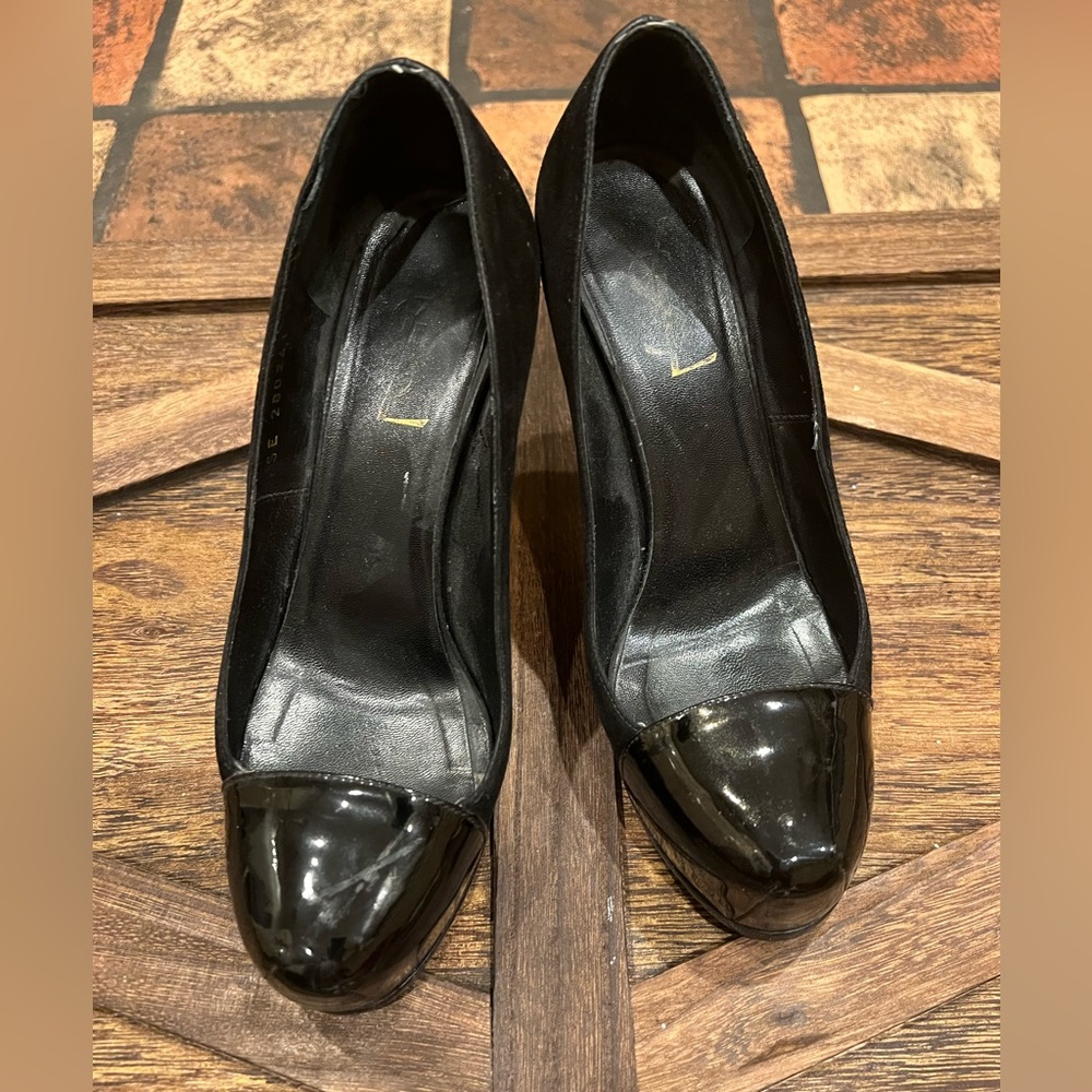 YSL classic leather & suede pump that have been remarkable.